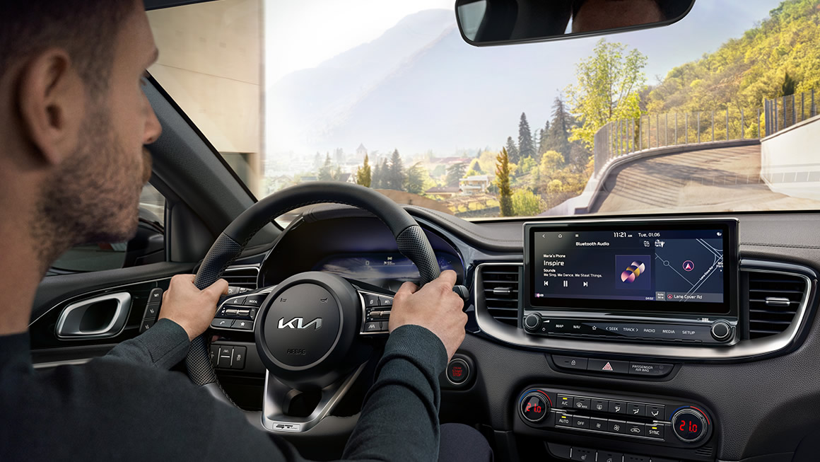 Kia Ceed GT-line, Orange, Frau im Vordergrund